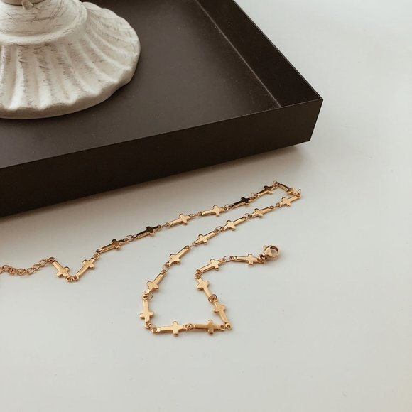 #NEW 18K Gold Plated Cross Choker Necklace - Picture 4 of 8